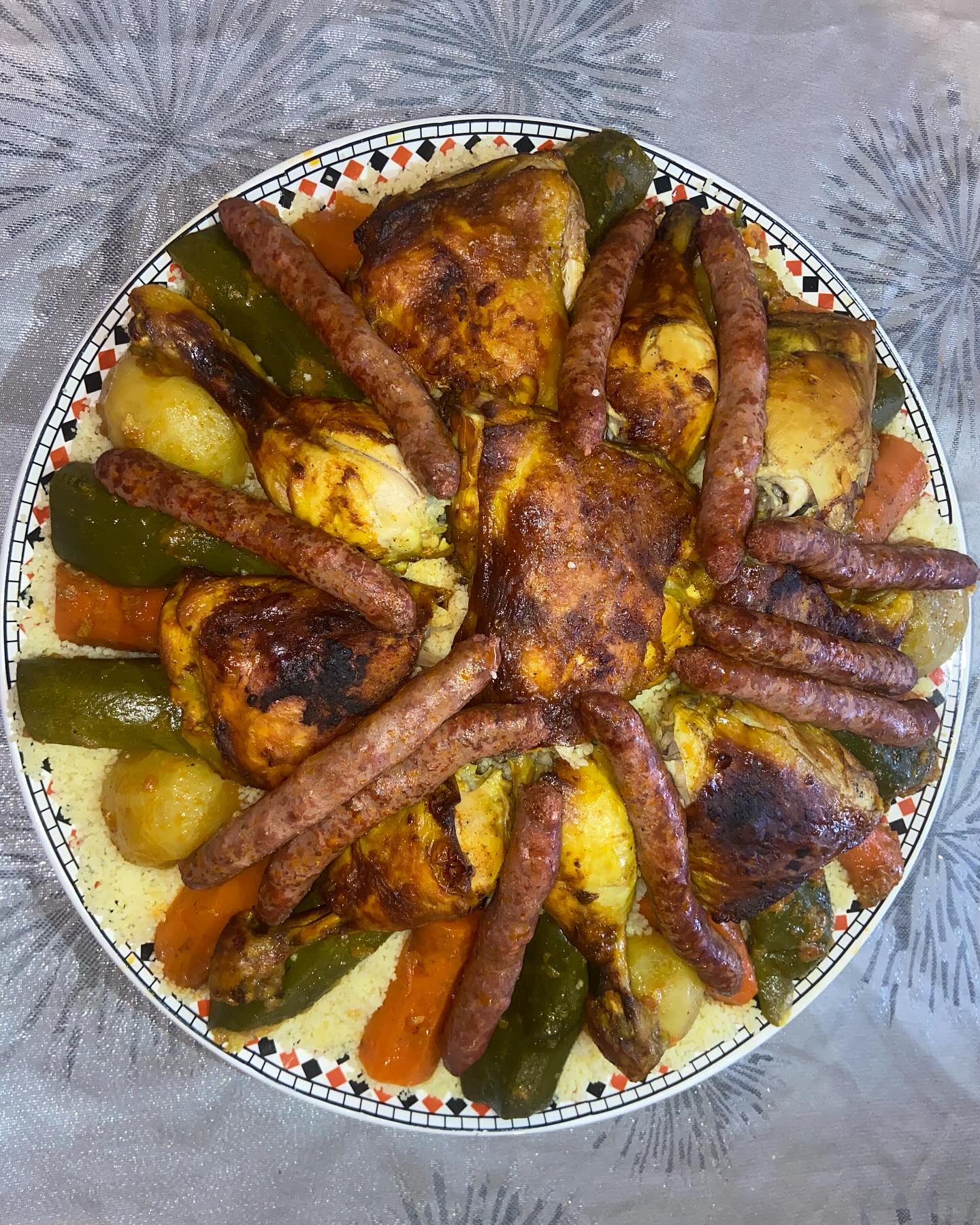 Plats de couscous traditionnel servis en grande quantité