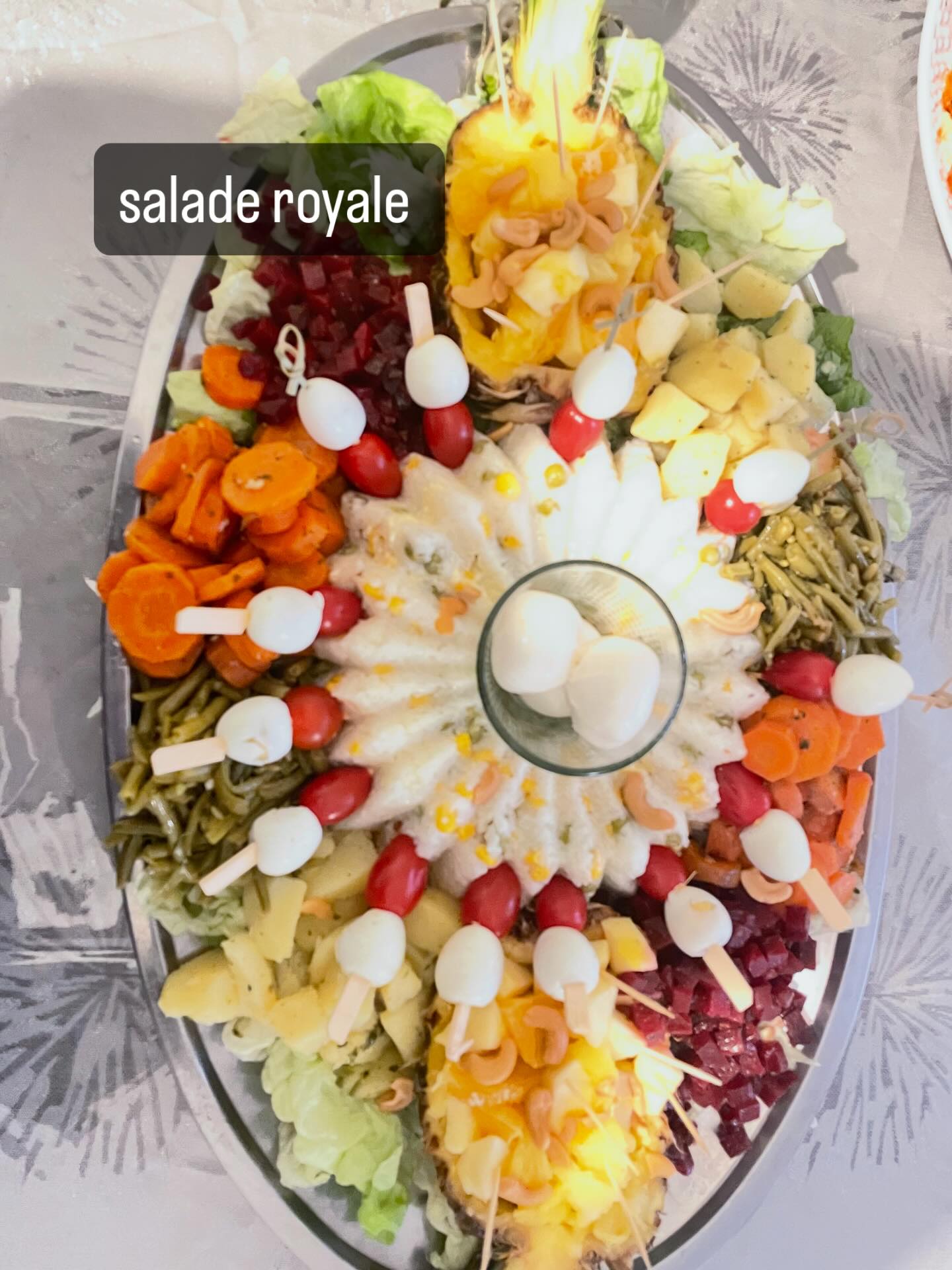 Salade royale composée et décorée sur un grand plat